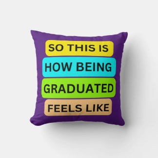 Púrpura almohada SO_This_IS_How_BEING_GRADUATED_FE