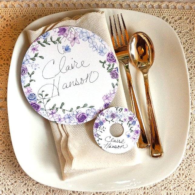Púrpura, azul Boda Floral Nombre de la tarjeta de  (purple lavender lilac springtime rose garden wedding place cards for a purple themed wedding party)