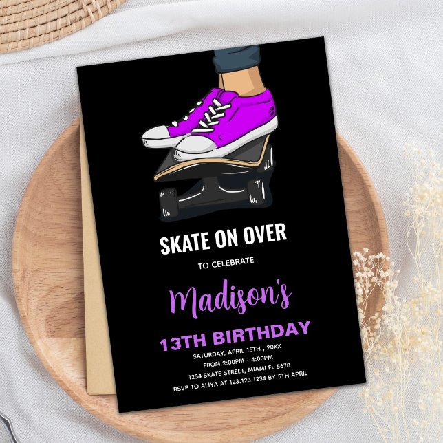 Púrpura Black Skateboards Invitaciones de cumpleañ (Purple Black Skateboards Birthday Invitations)