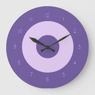 Púrpura en el reloj de pared púrpura
