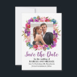 Púrpura Floral Guardar tarjeta de fecha con foto<br><div class="desc">Un marco hermoso y colorido de flores primaverales y veraniegas muestra la foto de tu pareja. El frondoso marco floral contiene flores moradas, rojas, rosas y azules. Save the Date se escribe en un violeta violeta y profundo para coordinarse con las flores. La parte posterior de la tarjeta Save the...</div>