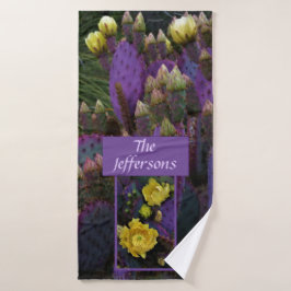 Púrpura Pear Opuntia Cactus Flores Amarillas