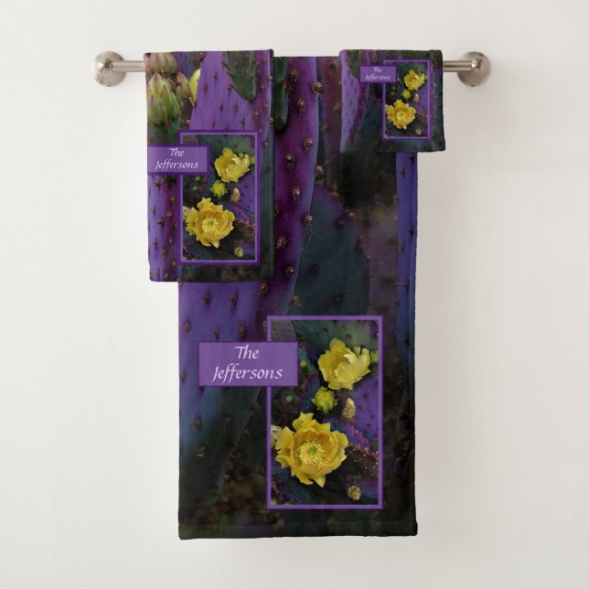 Púrpura Pear Opuntia Cactus Flores Amarillas (In situ)