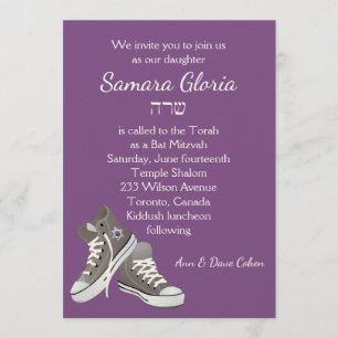 Púrpura zapatillas Bat Mitzvah Invitación con Sara