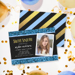 Purpurina azul dulce 16 Invitación de cumpleaños d<br><div class="desc">La invitación a la fiesta de cumpleaños de la foto del Purpurina azul muestra las palabras "Dieciséis dulces" en un divertido tipo de letra sans serif en un falso Relieve metalizado de oro con un fondo azul purpurina superior e inferior y un fondo negro central. La invitación tiene un patrón...</div>
