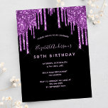 Purpurina de cumpleaños escribe invitación morada<br><div class="desc">Invitación a la fiesta de cumpleaños número 50 (o cualquier edad) femenina y femenina. Delante: Un fondo negro de moda. Decorada con tonalidades purpurinas de color morado oscuro, con pinturas que gotean. Personalice y agregue un nombre y detalles del fiesta. El nombre está escrito con un guión de estilo con...</div>