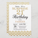 Purpurina de oro de la invitación de cumpleaños nú<br><div class="desc">Sorpresa 21ª invitación de cumpleaños con Purpurina de oro Chevron. Purpurina negro y oro. Cumpleaños de adultos. Invitación de cumpleaños de hombre o mujer. Para una mayor personalización,  haga clic en el botón "Personalizar" y utilice nuestra herramienta de diseño para modificar esta plantilla.</div>