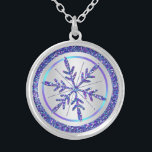 Purpurina de plata morada mira collar de copo de n<br><div class="desc">Este collares festivo de copos de nieve FAUX (IMPRESIONADO) purpurina en colores violeta, turquesa, verde azulado, aqua y plata coincide con la invitación de bodas de invierno que se muestra a continuación y haría un buen regalo para regalar a los asistentes de tu boda como tu empleada doméstica de honor,...</div>