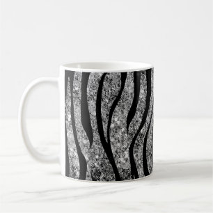 Purpurina de plata y taza de café negra de las