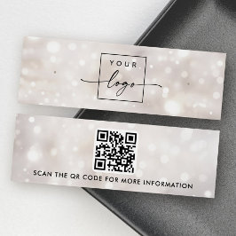 Purpurinas de bokeh de ensueño iluminan la tarjeta