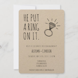 Puso Un Anillo En La Invitación De Compromiso.