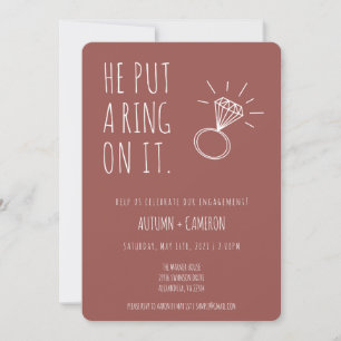 Puso Un Anillo En La Invitación De Compromiso.