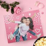 Puzzle #1 Regalo de diversión fotográfica completa de mom<br><div class="desc">Captura un recuerdo familiar especial o una ocasión con nuestro hermoso rompecabezas de fotos familiares personalizadas. El diseño incluye una foto completa del diseño. "#1 momia" se muestra en un hermoso guión de pincel a la moda sobre blanco con corazones divertidos y patrones de puntos. Haga un recuerdo familiar especial...</div>