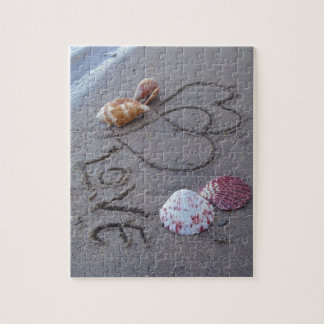 Puzzle 2 Corazones en la arena con conchas de amor