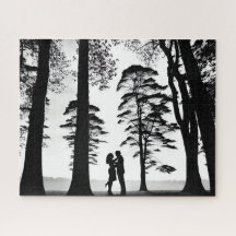 Abrazo romántico de pareja en el bosque de silueta