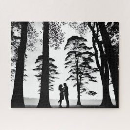 Puzzle Abrazo romántico de pareja en el bosque de silueta