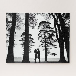 Puzzle Abrazo romántico de pareja en el bosque de silueta