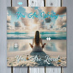 Puzzle Afirmación positiva | Soy digno del amor<br><div class="desc">Rompecabezas con una frase positiva. Eres digno,  eres amado. Ilustracion artístico de una mujer meditando por las olas del océano azul claro,  rodeada de cristales de mar,  en una playa de arena,  con hermosas nubes flotando en el cielo.</div>