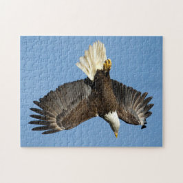 Puzzle Águila calva sumergiendo hacia el agua