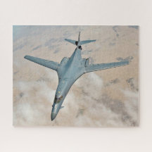 Alas del B-1B en vuelo barridas completamente haci