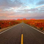 Puzzle Amanecer en Forrest Gump Point<br><div class="desc">Este elegante rompecabezas presenta la primera luz que se avecina en el horizonte cerca del Valle del Monumento,  en el icónico lugar donde Forrest Gump dejó de correr. El vendedor tomó toda la fotografía en el lugar. Todos Los Derechos Reservados.</div>