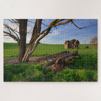 Puzzle Antigua granja en decadencia en el campo de trigo