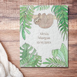 Puzzle Anuncio de nacimiento de bebé hojas de selva eslov<br><div class="desc">Una manera linda y dulce de anunciar el nacimiento de un bebé. Esta sierra de jigsaw está decorada con hojas de selva acuarelas y una sonriente pereza de bebé. Acuarela original © Michele Davies.</div>