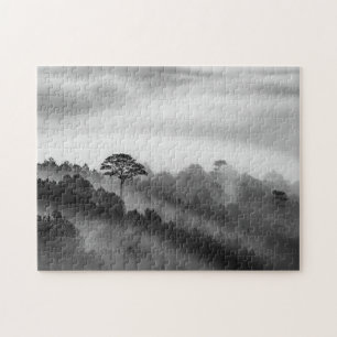 Puzzle Árbol grande en bosque del pino en la niebla