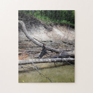 Puzzle Árbol negro y moreno en el río