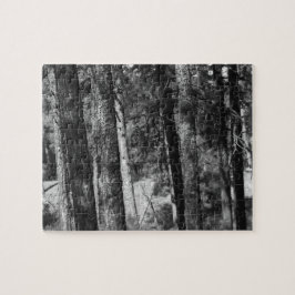Puzzle árboles en blanco y negro alrededor del rompecabez