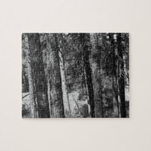 Puzzle árboles en blanco y negro alrededor del rompecabez