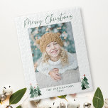 Puzzle Árboles rústicos Minimalistas Navidades modernos f<br><div class="desc">Agradable, moderno y a la vez rústico Navidad de vacaciones Rompecabezas con adorables pequeños bosques de rústicos árboles de Navidad y Feliz Navidad en tipografía moderna en una moderna y suave paleta de colores pastel de bosque y verde sabio. Añade tus fotos favoritas y un saludo personalizado para el perfecto...</div>