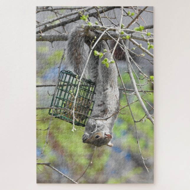 Puzzle Ardilla Cuta Colgando boca abajo Comer Suet (Vertical)