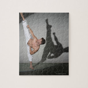 Puzzle Artista marcial masculino actuando como tiro de es
