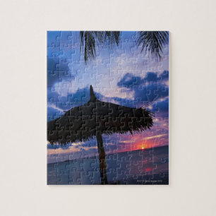 Puzzle Aruba, silueta de palapa en la playa al atardecer