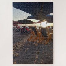 Asientos de playa sombreados al atardecer