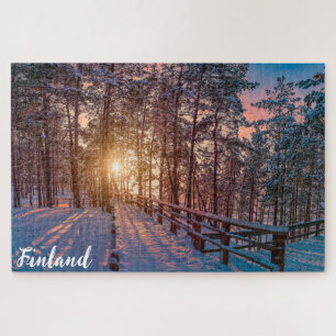 Puzzle Atardecer en un bosque de pinos nevado con rayos s