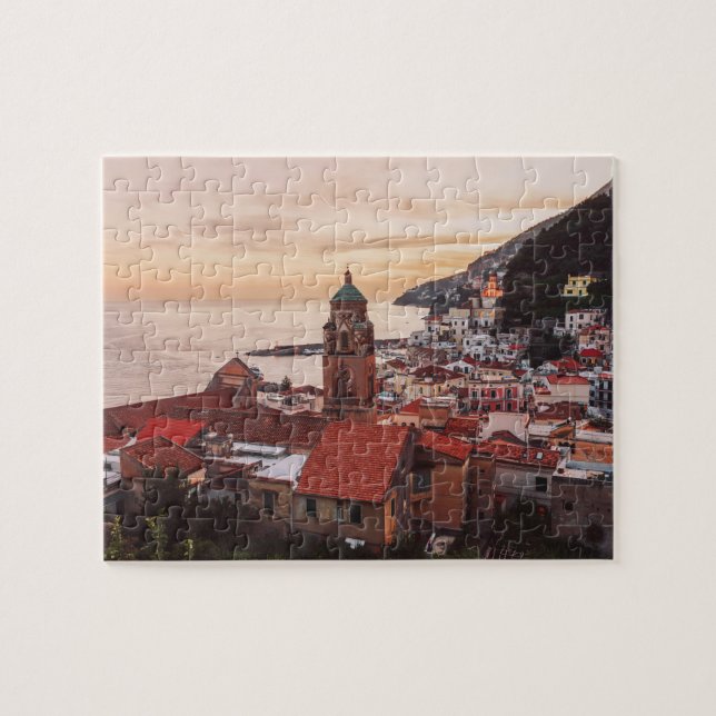 Puzzle Atardecer sobre la ciudad costera de Amalfi, Itali (Horizontal)