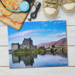 Puzzle Atracciones icónicas del castillo de Donan Eilean<br><div class="desc">¡Pierda el encanto místico de este rompecabezas del Castillo Eilean Donan de Escocia! Sumérjase en la vibración de las Tierras Altas con esta fotografía original de uno de los castillos más icónicos de las Tierras Altas de Escocia, reflejando en las aguas de Loch Duich. Sumérgete en el icónico encanto escocés,...</div>