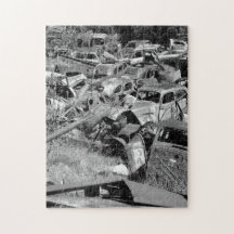 Automóviles viejos que se escapan en un patio de a