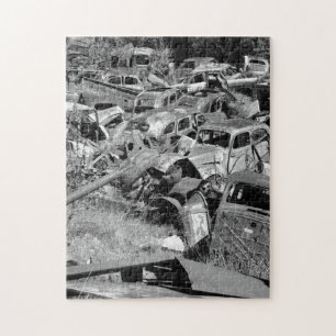 Puzzle Automóviles viejos que se escapan en un patio de a