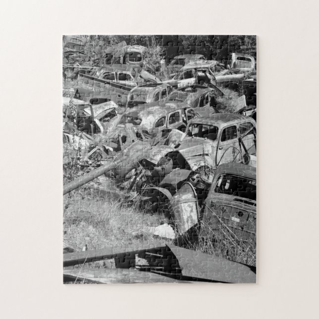 Puzzle Automóviles viejos que se escapan en un patio de a (Vertical)