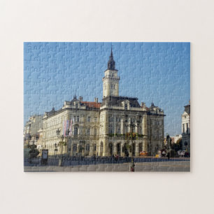 Puzzle Ayuntamiento en una plaza de la Libertad en Novi S