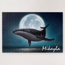 Ballena jorobada sobre la luna llena