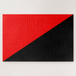 Puzzle Bandera anarquista<br><div class="desc">Este diseño presenta la bandera roja y negra del anarquismo. Louise Michel, que participó en la comuna de París de 1871, dijo: "La pancarta roja, que siempre ha defendido la libertad, asusta a los verdugos porque es tan roja con nuestra sangre... Esas pancartas rojas y negras nos ondean de luto...</div>