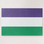 Puzzle Bandera de fragmento<br><div class="desc">Este diseño presenta la bandera del movimiento sufragista, que en el siglo XX luchó por el derecho al voto en las elecciones públicas, conocidas como sufragio femenino. El término "sufragista" fue acuñado primero para menospreciar el movimiento, pero las mujeres involucradas pronto aceptaron y adoptaron el nuevo nombre como señal de...</div>