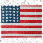 Puzzle Bandera patriótica norteamericana vintage, 4 de ju<br><div class="desc">Ilustracion vintage orgulloso patriótico diseño de vacaciones del 4 de julio con bandera estadounidense, estrellas y rayas. Muestra tu patriotismo y orgullo por los Estados Unidos de América con un símbolo de libertad y nuestra gran nación. Perfecto para celebrar a nuestros héroes en el Día de los Veteranos, Día de...</div>
