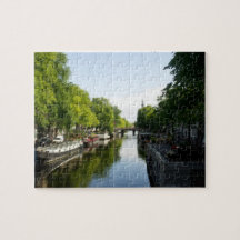 Barcos de casa en el canal de Amsterdam