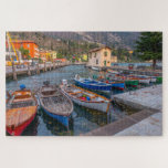 Puzzle Barcos pesqueros en el lago Riva del Garda Italia<br><div class="desc">Este pintoresco rompecabezas presenta coloridos barcos de pesca en el lago de Riva del Garda en Italia.</div>