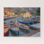 Puzzle Barcos pesqueros en el lago Riva del Garda Italia<br><div class="desc">Este pintoresco rompecabezas presenta coloridos barcos de pesca en el lago de Riva del Garda en Italia.</div>